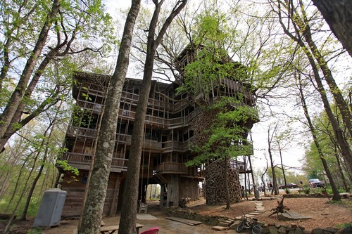 Biggest Treehouse In The World top 10 spectacular tree houses in the world Biggest Treehouse In The World top 10 spectacular tree houses in the world