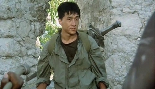 Žádný jiný herec nebyl při natáčení blíže ke smrti tolikrát jako on. Legenda akčních filmů Jackie Chan a jeho fascinující život