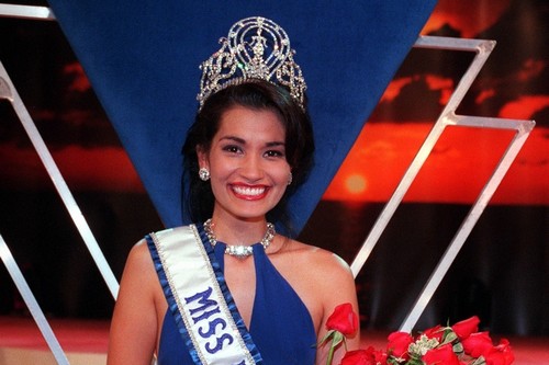 Miss-Universe-1997-Brook-Lee.jpg