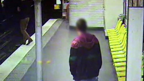 Thief pickpockets drunk man
