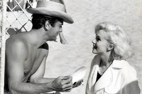 Tony Curtis and Marilyn Monroe