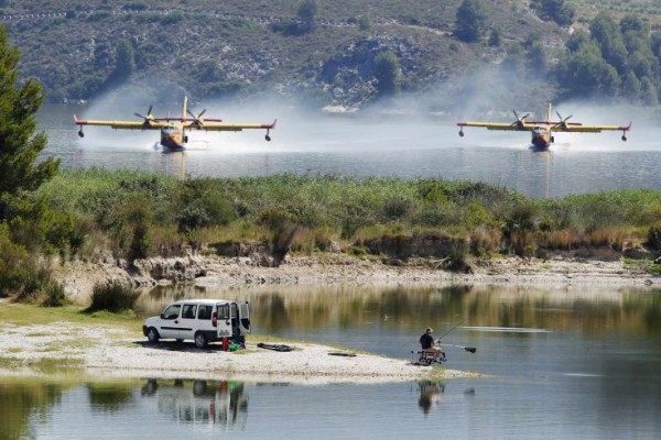 Firefighting Planes Fetches Water Top 10 Astonishing and Unusual Photographs