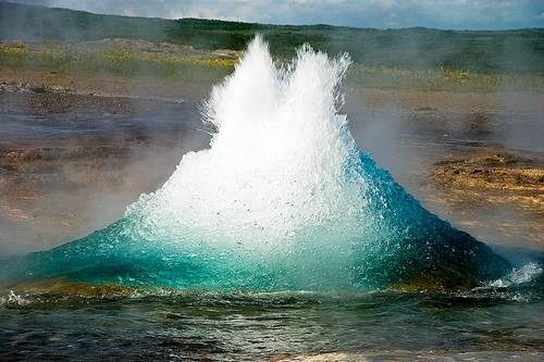 https://www.wonderslist.com/wp-content/uploads/2015/04/Strokkur-Geyser-Iceland.jpg