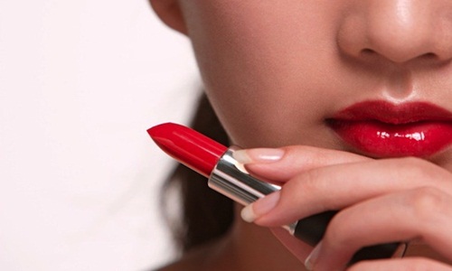 10 Poisonous Beauty Products Once Used And Still Used Lead Lipstick1 - 10 Poisonous Beauty Products Once Used And Still Used