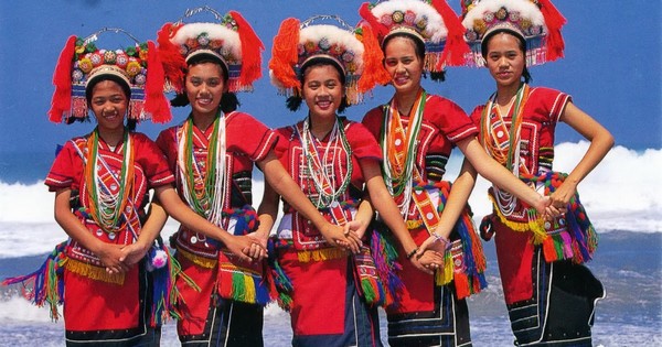 Amis young women dancing
