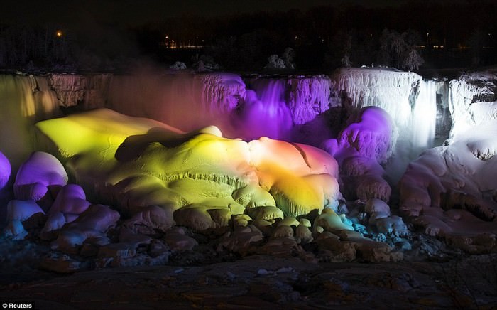 Niagara Falls comes to a halt AGAIN