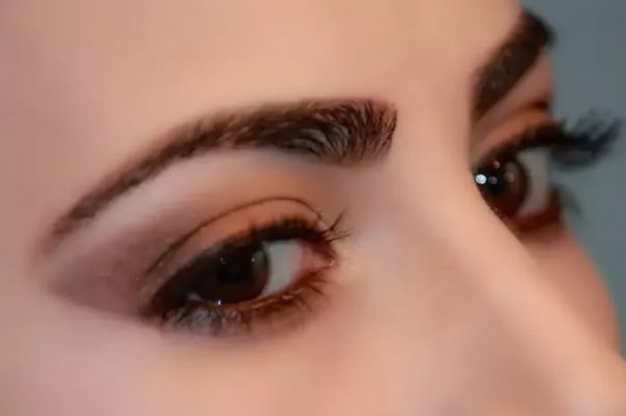 10 Ways to Grow Thick Eyebrows Naturally