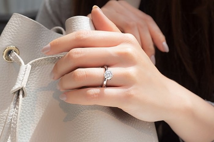 Solitaire Classic Engagement Rings
