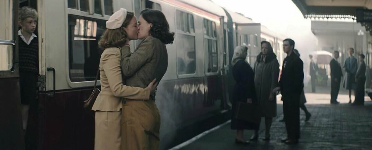 KISSING AT TRAIN STATIONS – France