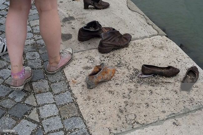 See and experience the Schuhdenkmal in Budapest