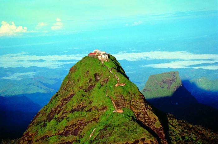 Adam’s peak travel destinations in Sri Lanka