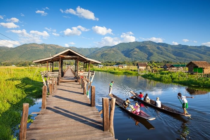 inle lake boat hills view
